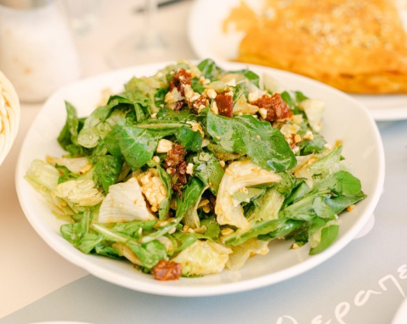 Ρόκα, λιαστή, κατσικίσιο τυρί  και κροκάν φουντουκιού